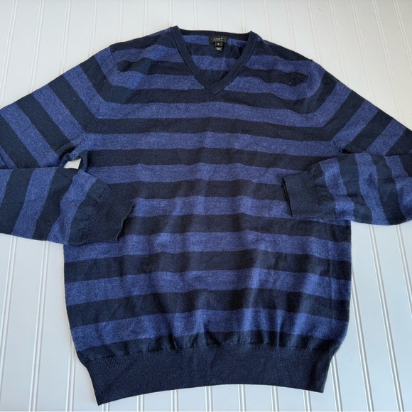 J.Crew Men’s 100% Merino Wool V-Neck Sweater Pullover Medium Striped 843 - Picture 1 of 3